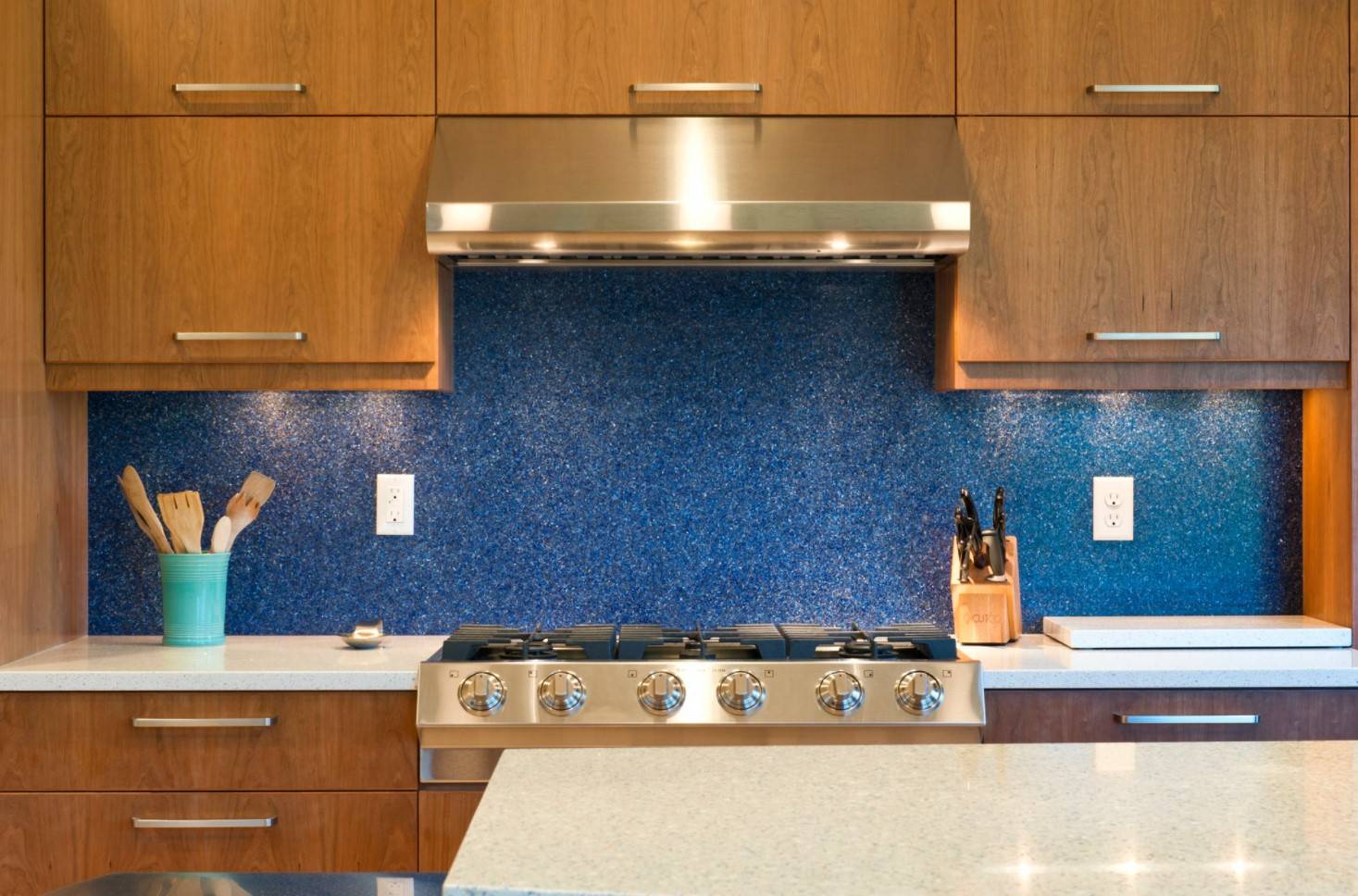 Фартук для кухни. Кухня с синим фартуком. Кухня с голубым фартуком. Синяя плитка для кухни на фартук. Фартук над кухней