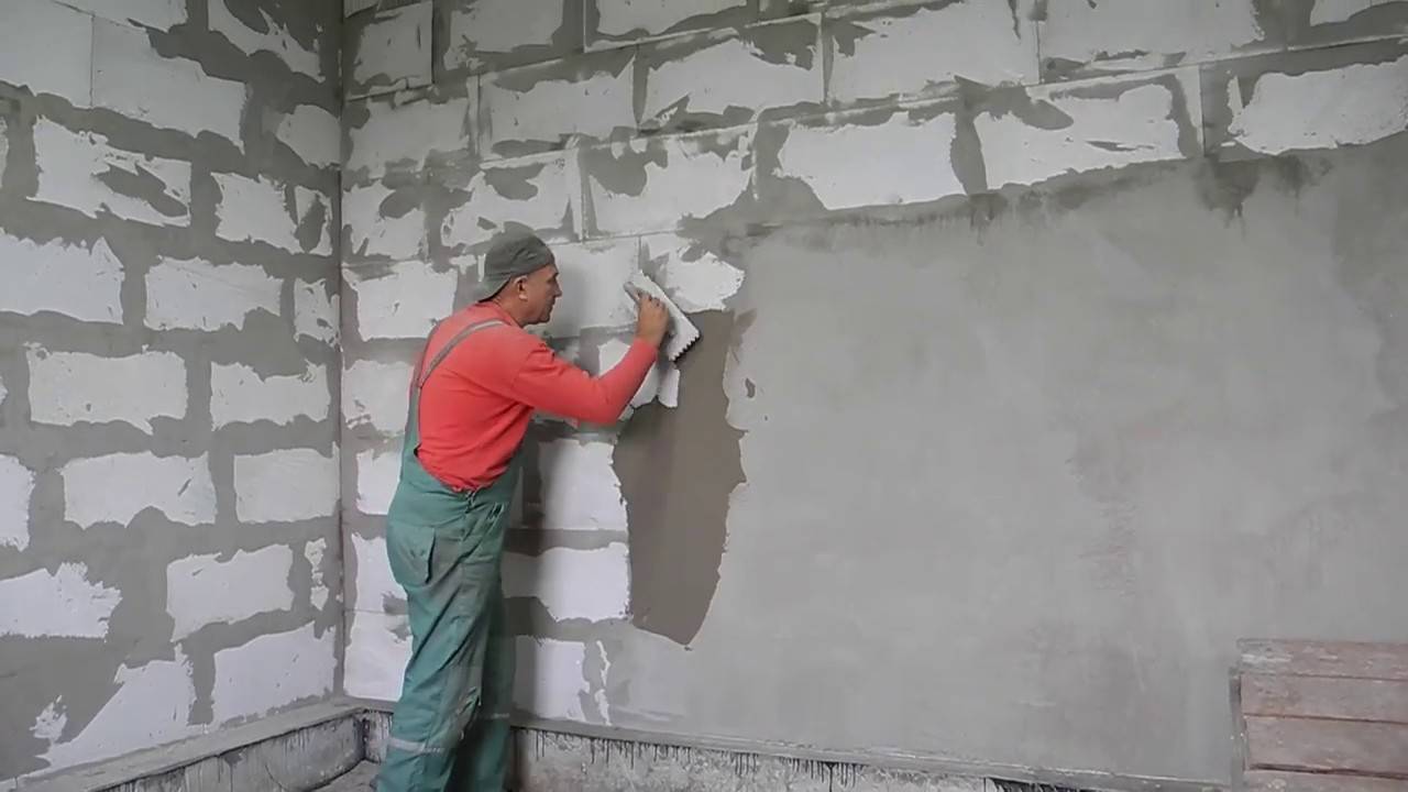 Штукатурка стен по маякам своими руками: как правильно сделать (видео)