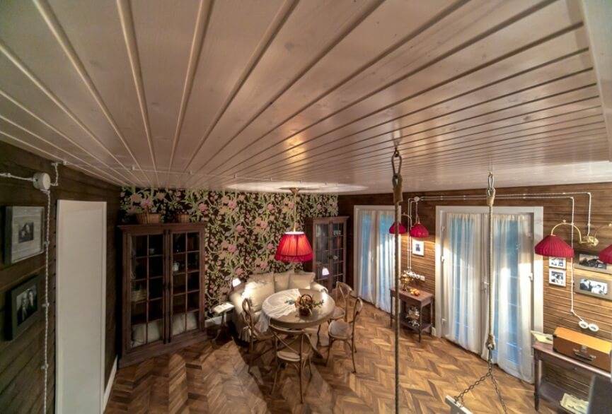 Облицовка потолка на даче 🏚 дешево: фанера и вагонка, пластиковые панели