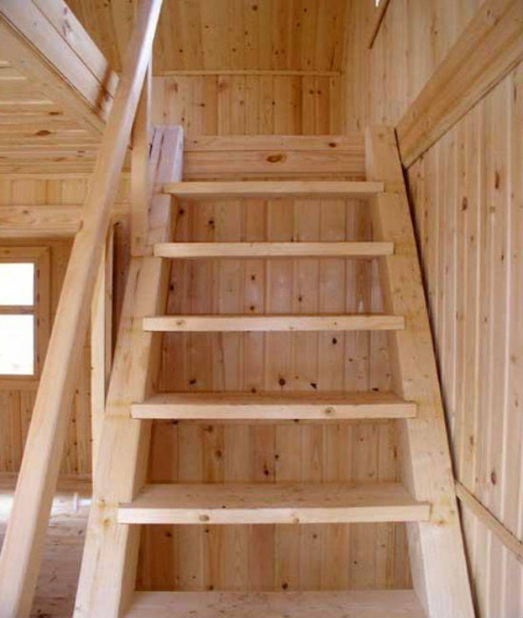 Самая простая лестница. Лестница деревянная. Деревянная лестница на мансарду. Простая деревянная лестница. Деревянная лестница на мансандру.