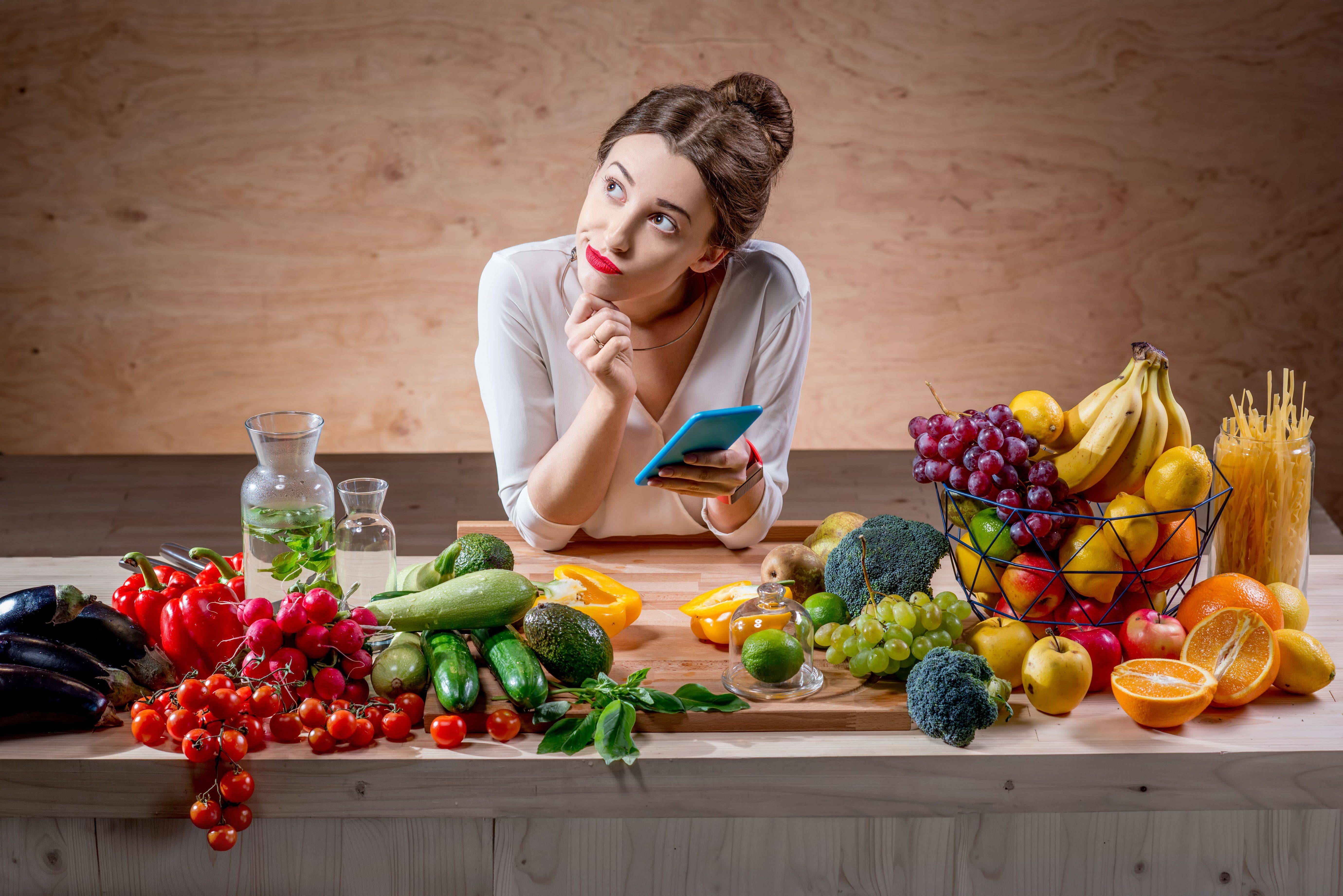 Продукты необходимые женщине. Еда на женщине. Фотосессия с овощами и фруктами. Здоровое питание девушка. Женщина с фруктами.