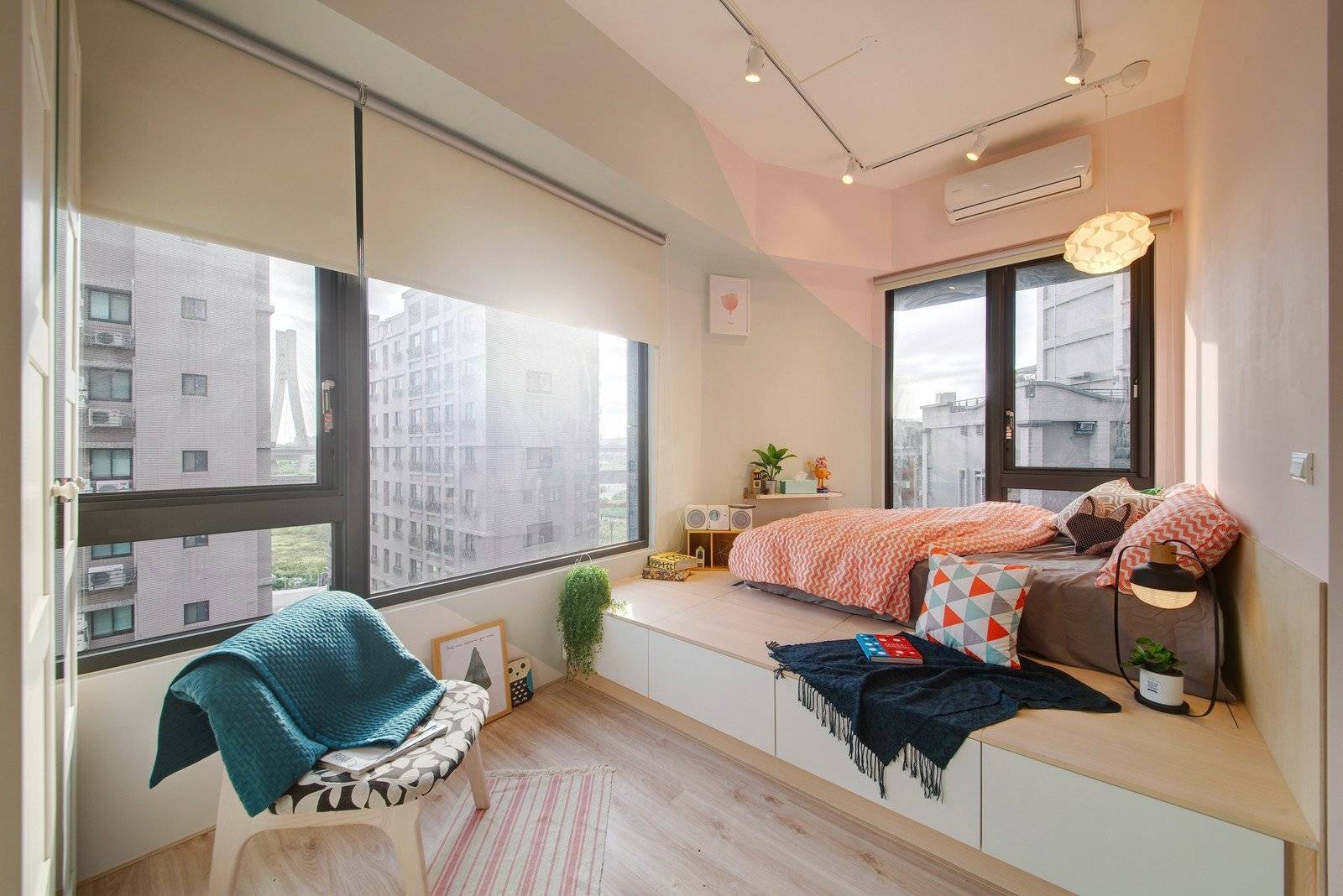 кровати подиумы в интерьере маленькой квартиры