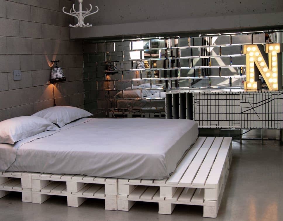 Кровать из поддонов с подсветкой: необычная мебель своими руками ( фото)