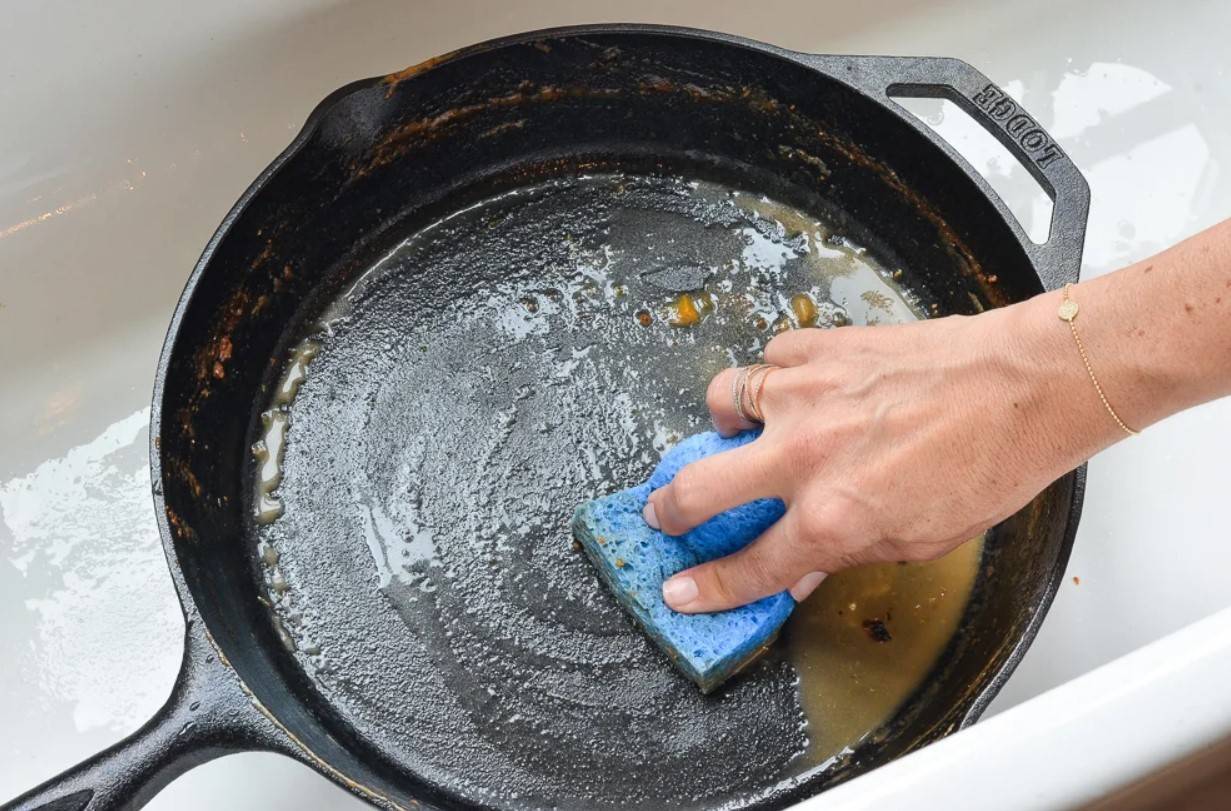 Отмыть сковородки от нагара в домашних условиях. Алюминиевая сковорода с нагаром. Нагар на сковороде. Нагар на чугунной сковороде. Чугунная сковорода отмытая.
