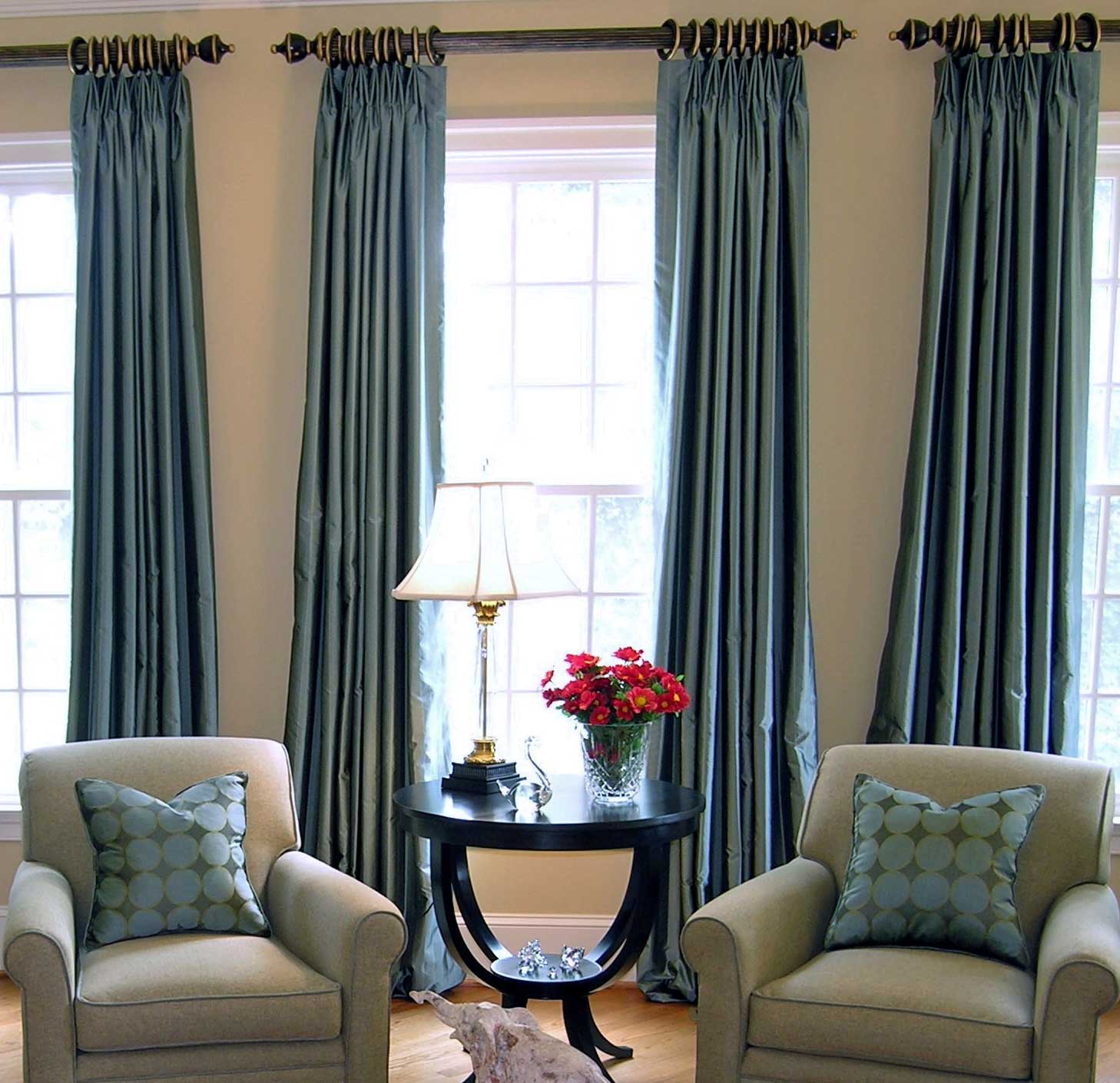 шторы к серым обоям и коричневой мебели