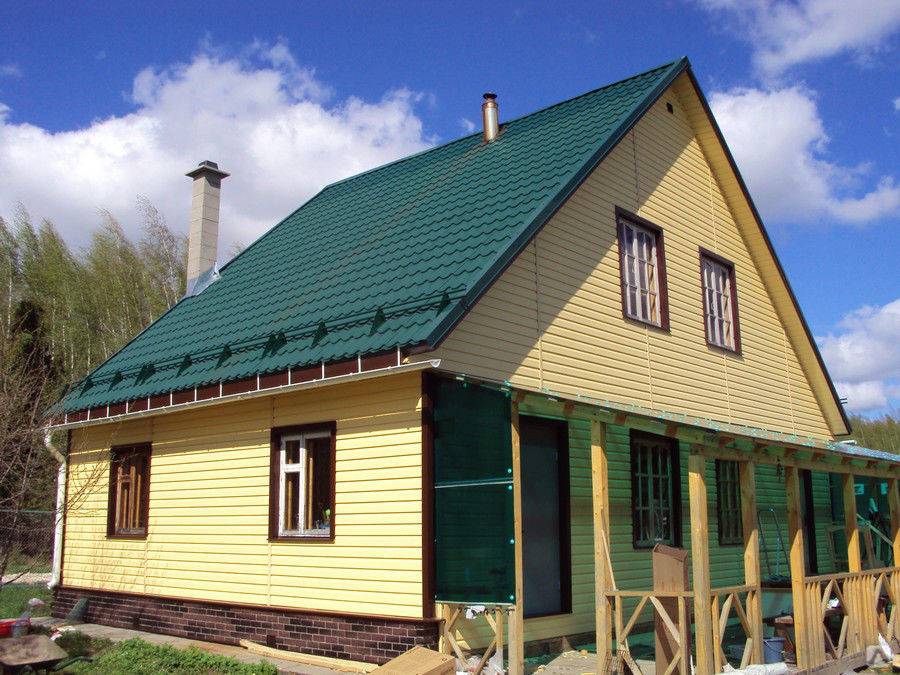 Дачный дом с зеленой крышей. Сайдинг с зеленой крышей. Деревянный дом с зеленой крышей. Фасад с зеленой крышей.