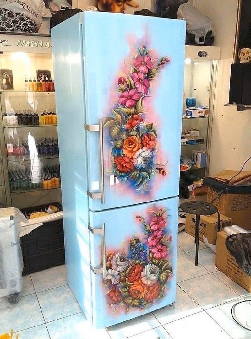 Покрасить холодильник в домашних условиях какой краской. Разрисовать холодильник. Декор холодильника. Декорация холодильника. Декорирование старого холодильника.