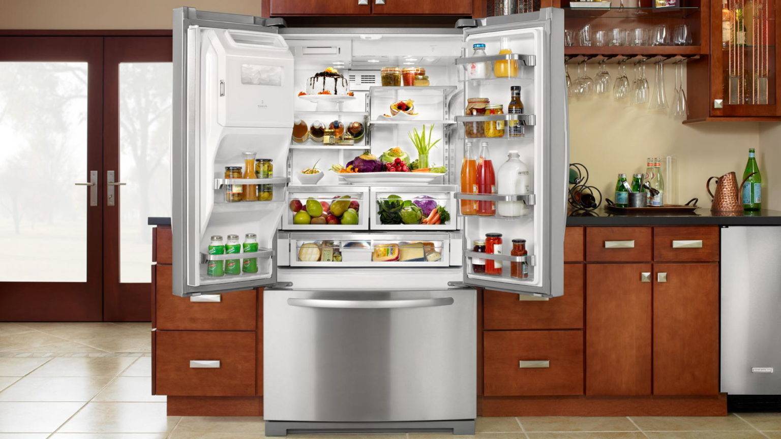 Холодильник. Холодильник широкий. Красивый холодильник. Холодильник на кухне. Какие холодильники лучше по качеству