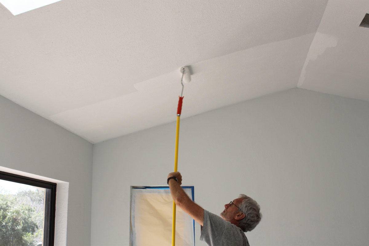 Как красить потолок валиком – пошаговая инструкция