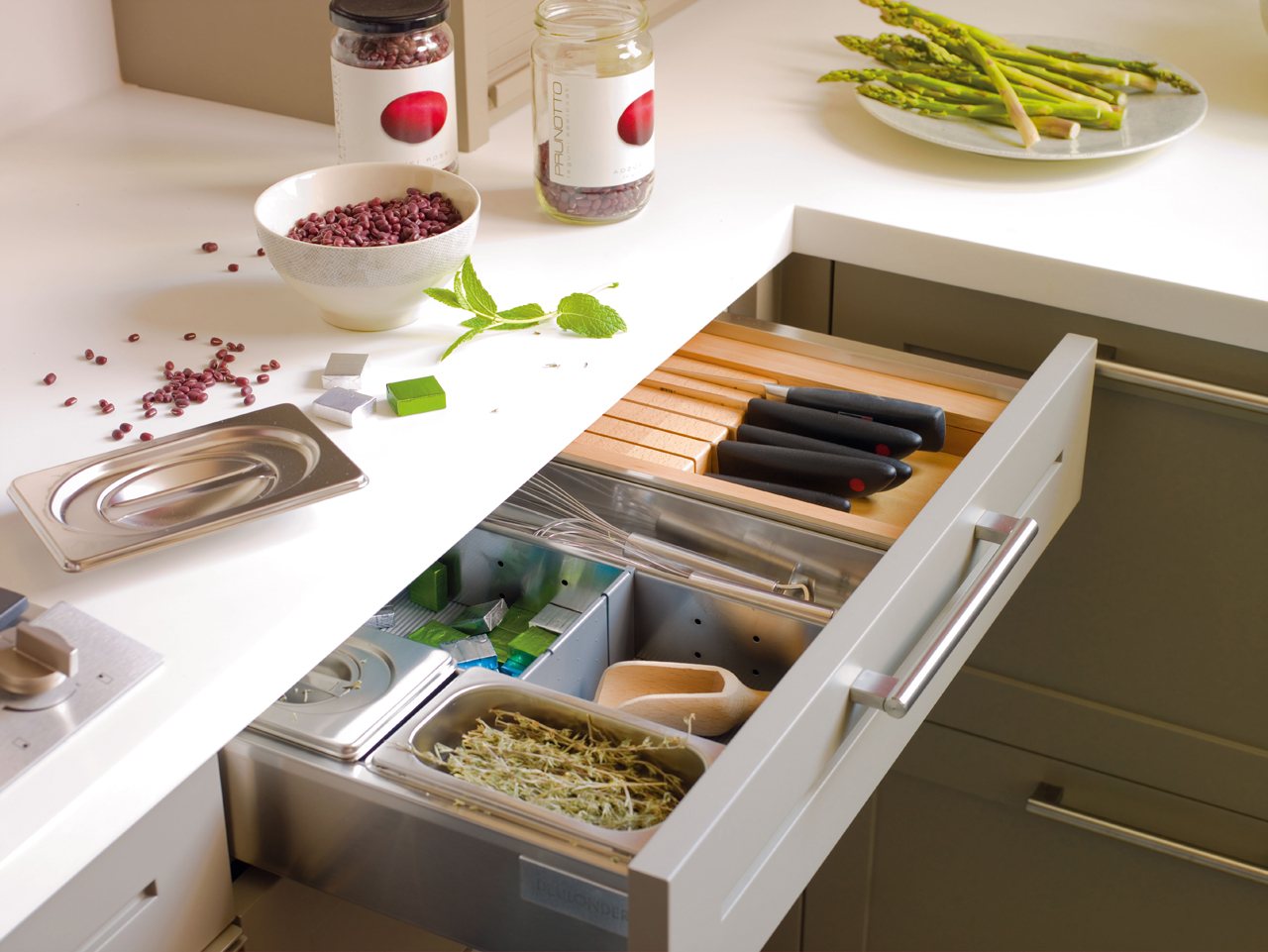 Как правильно навести порядок в кухонных шкафах: 10 советов | кто?что?где?