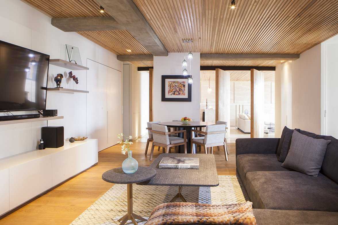 Деревянный потолок в квартире (29 фото): конструкции из дерева в дизайне интерьера, плюсы и минусы