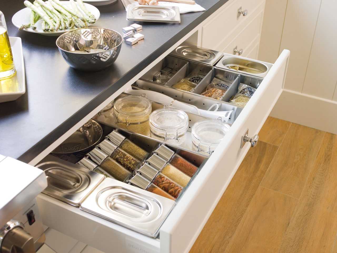 Хранение кастрюль и сковородок на кухне, как хранить кастрюли и сковородки, идеи систем хранения выдвижных, вертикальных в шкафах и ящиках