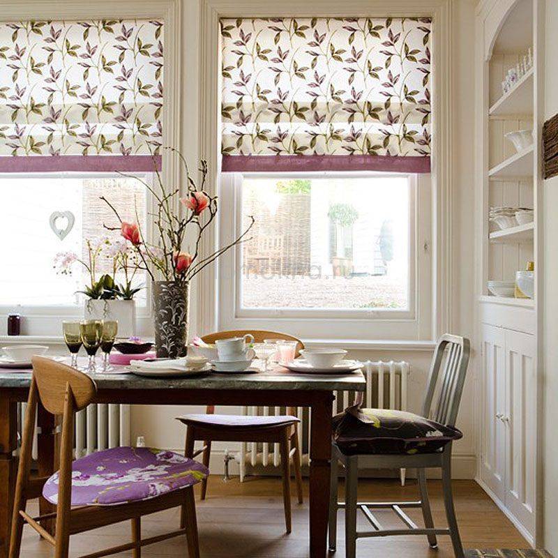 Что можно на окно на кухню. Римские шторы Dedar. Римская штора на кухню. Римская штора на кухне в интерьере. Рулонные шторы в интерьере кухни.