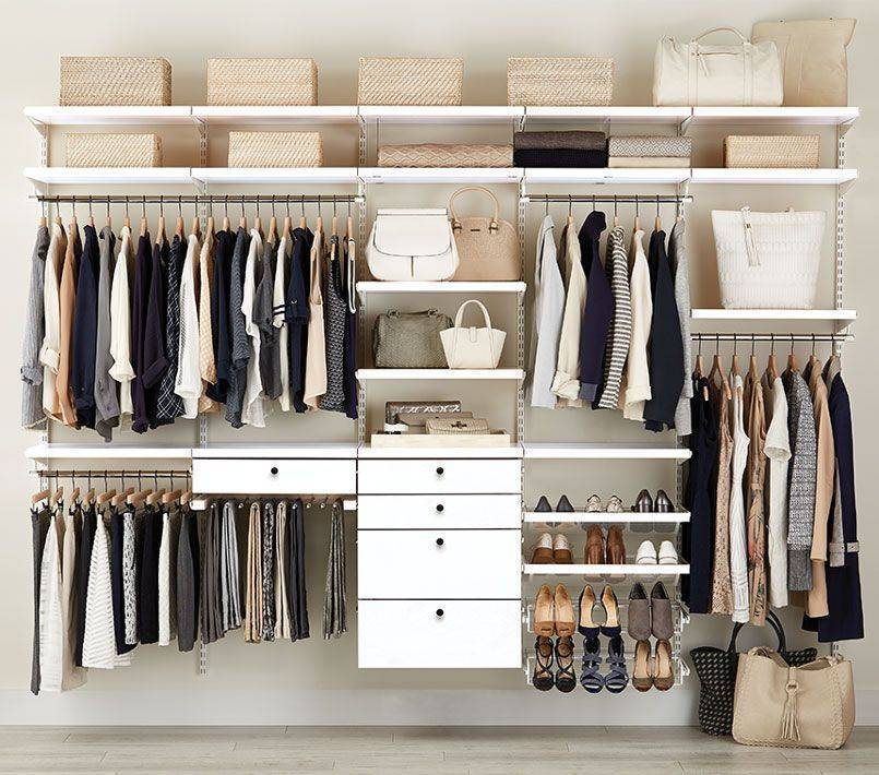 Как хранить одежду без шкафа: 12 решений на любой вкус