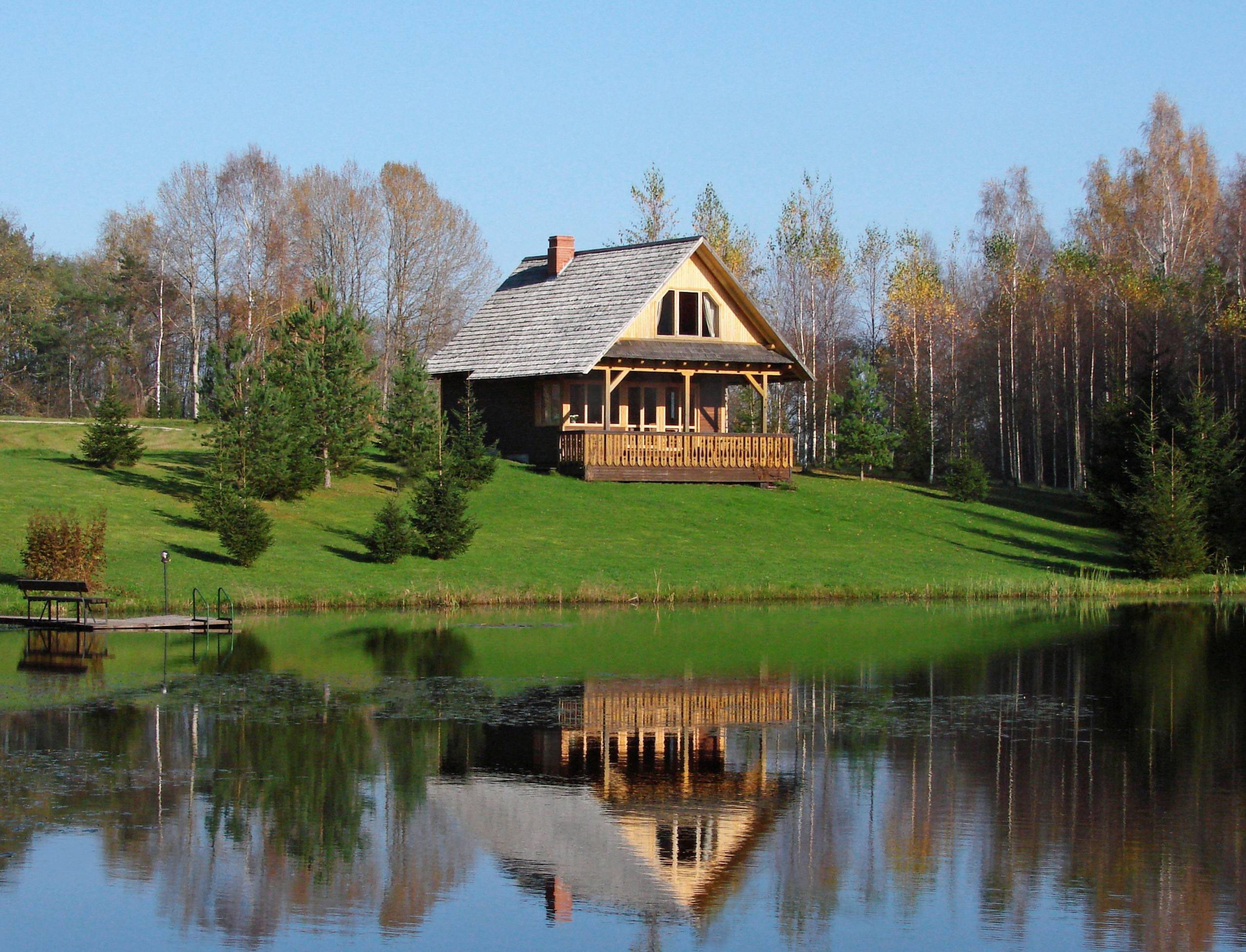 красивый домик в лесу у озера