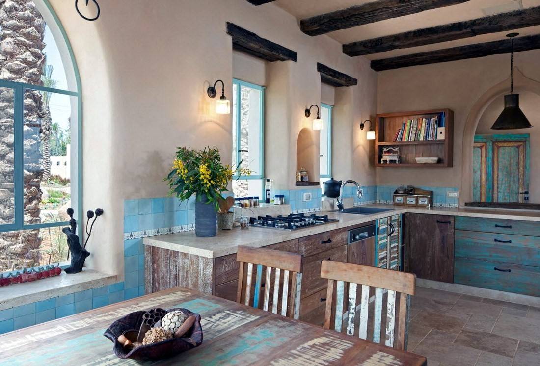 Средиземноморский стиль в интерьере кухни, гостиной: проект одноэтажного дома с мебелью
 - 27 фото