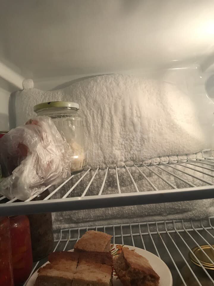Почему в холодильнике появляется. Холодильник Атлант намерзает задняя стенка холодильника. Холодильник Атлант 103 намерзает лед внутри холодильной камеры. Холодильник перемораживает. Намерзший лед в холодильнике.