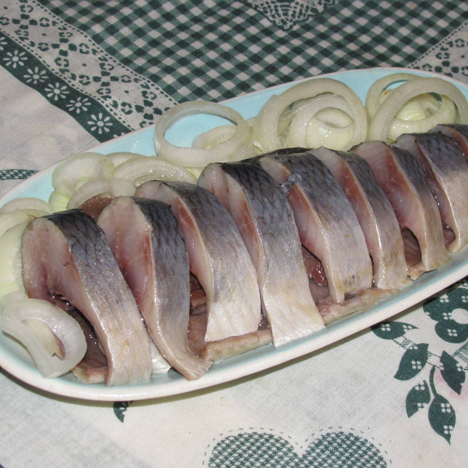 Приготовление селедки. Малосольная селедка. Селёдка малосольная скумбрия. Рассол для селедки малосольной. Как приготовить домашнюю селедку.