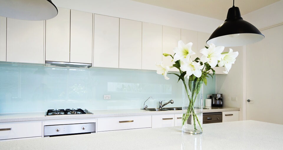 Стеклянный фартук на кухню — блестящая и огнеупорная защита кухонных стен
