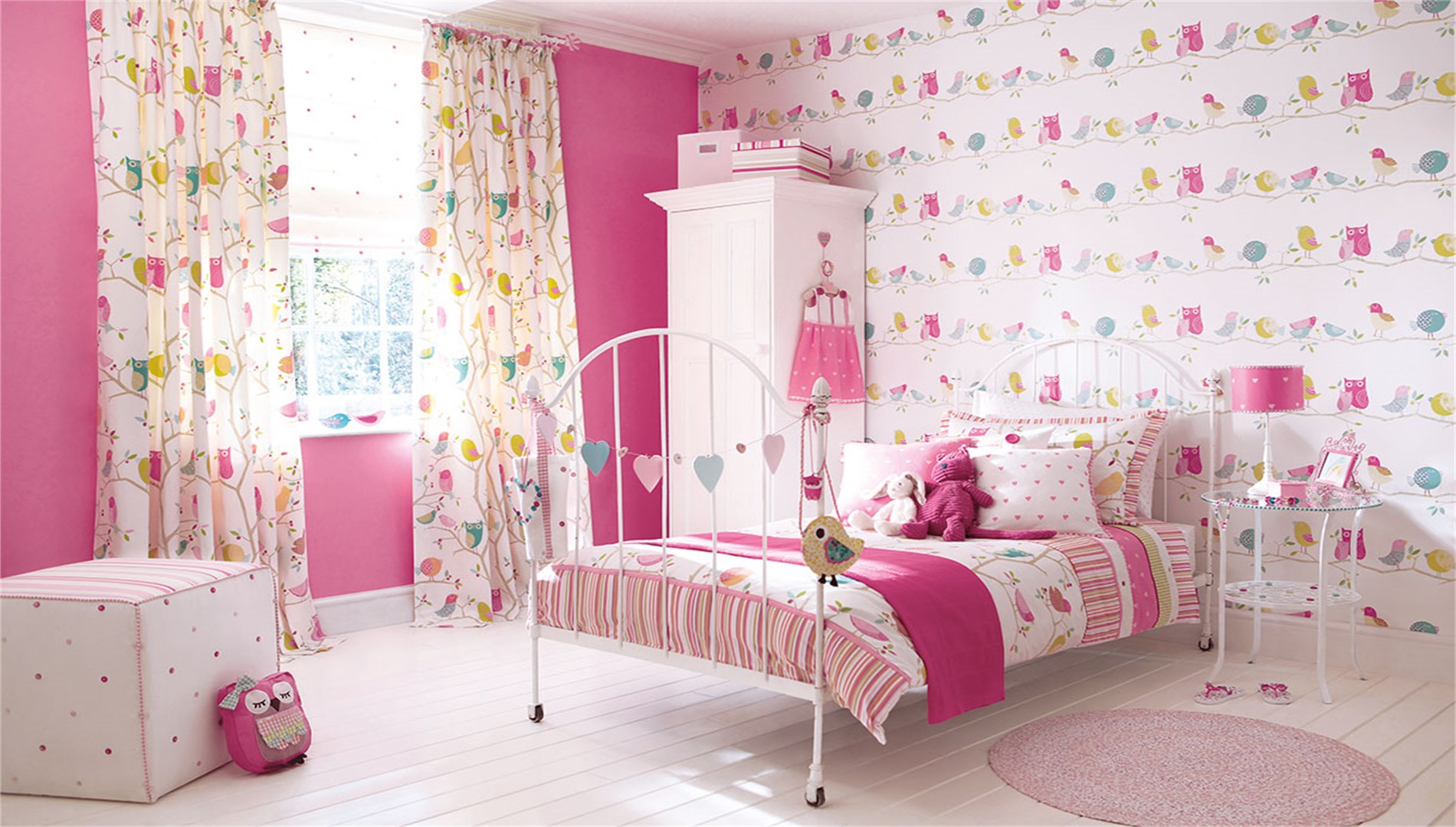 Обои для лета для девочек. Обои для детских комнат. Розовые стены в детской. Яркая комната для девочки.