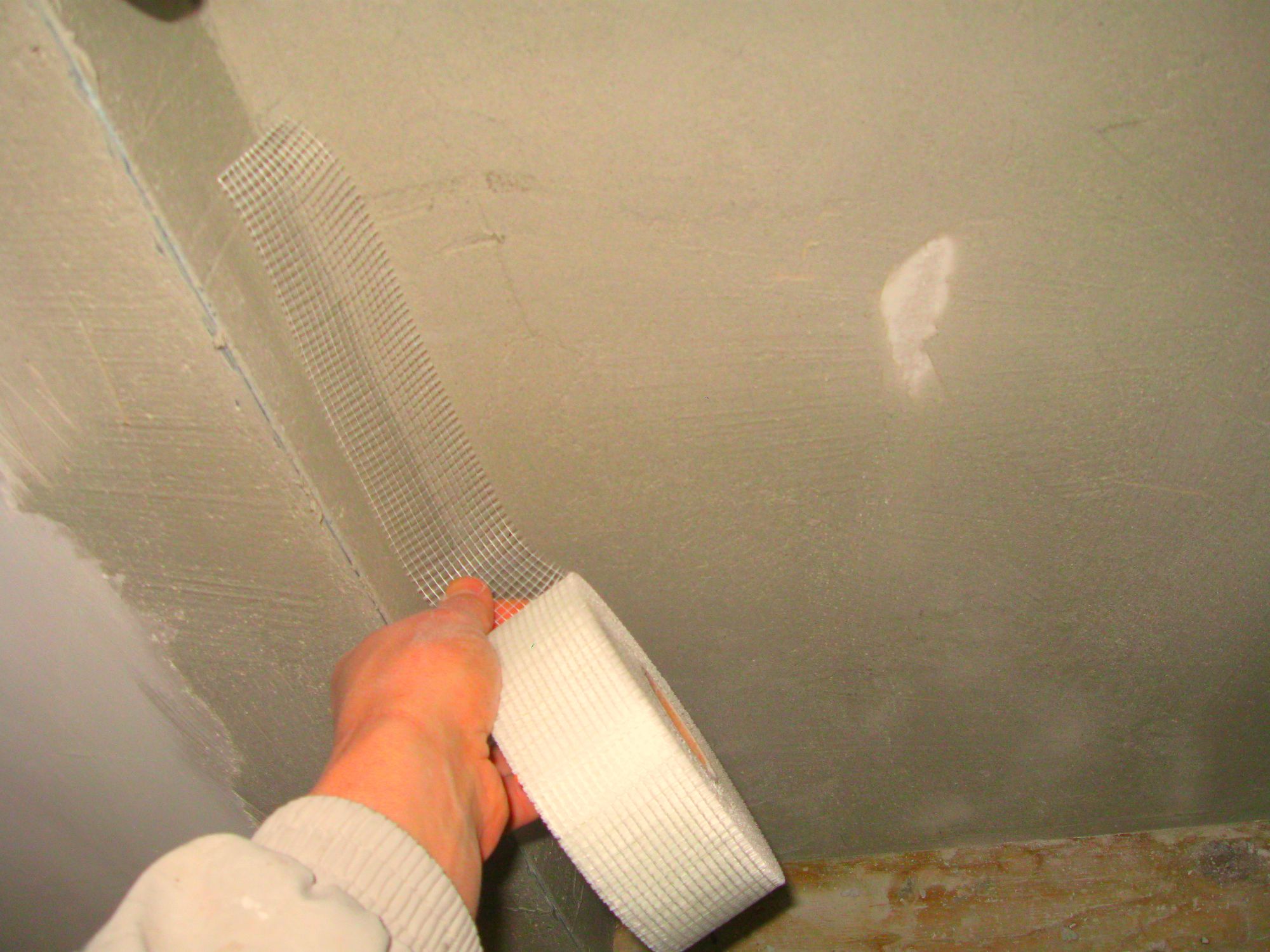 Как правильно шпаклевать стены под покраску?