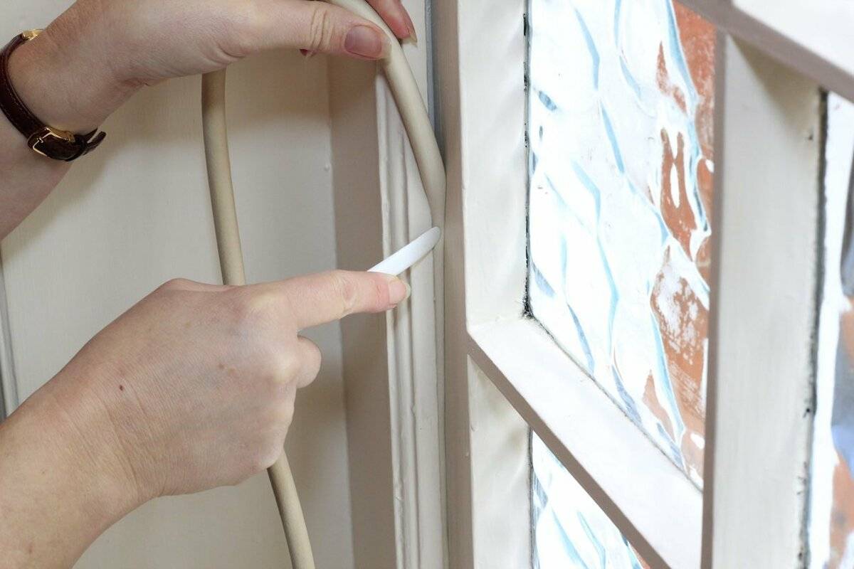 Как заклеить на зиму окна пластиковые, старые деревянные, чтобы было качественно и не дуло, как правильно своими руками утеплить малярным скотчем, а также чем лучше?