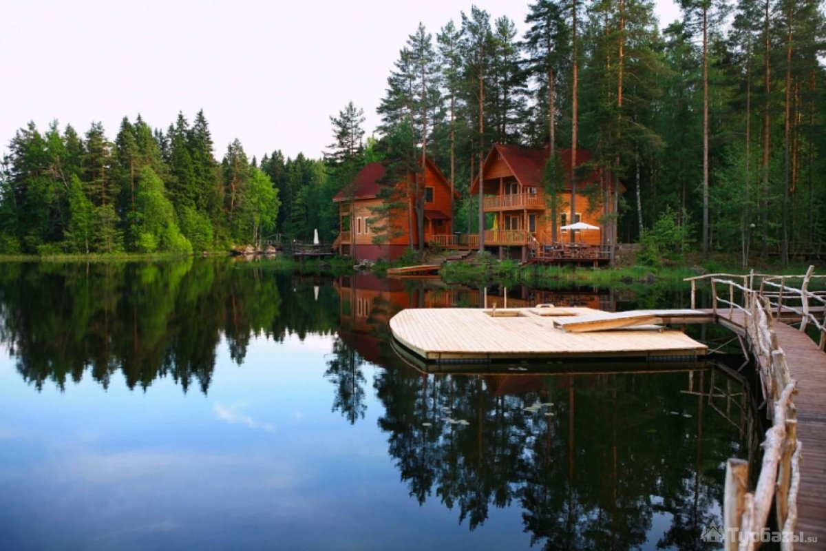 загородный дом в лесу у озера