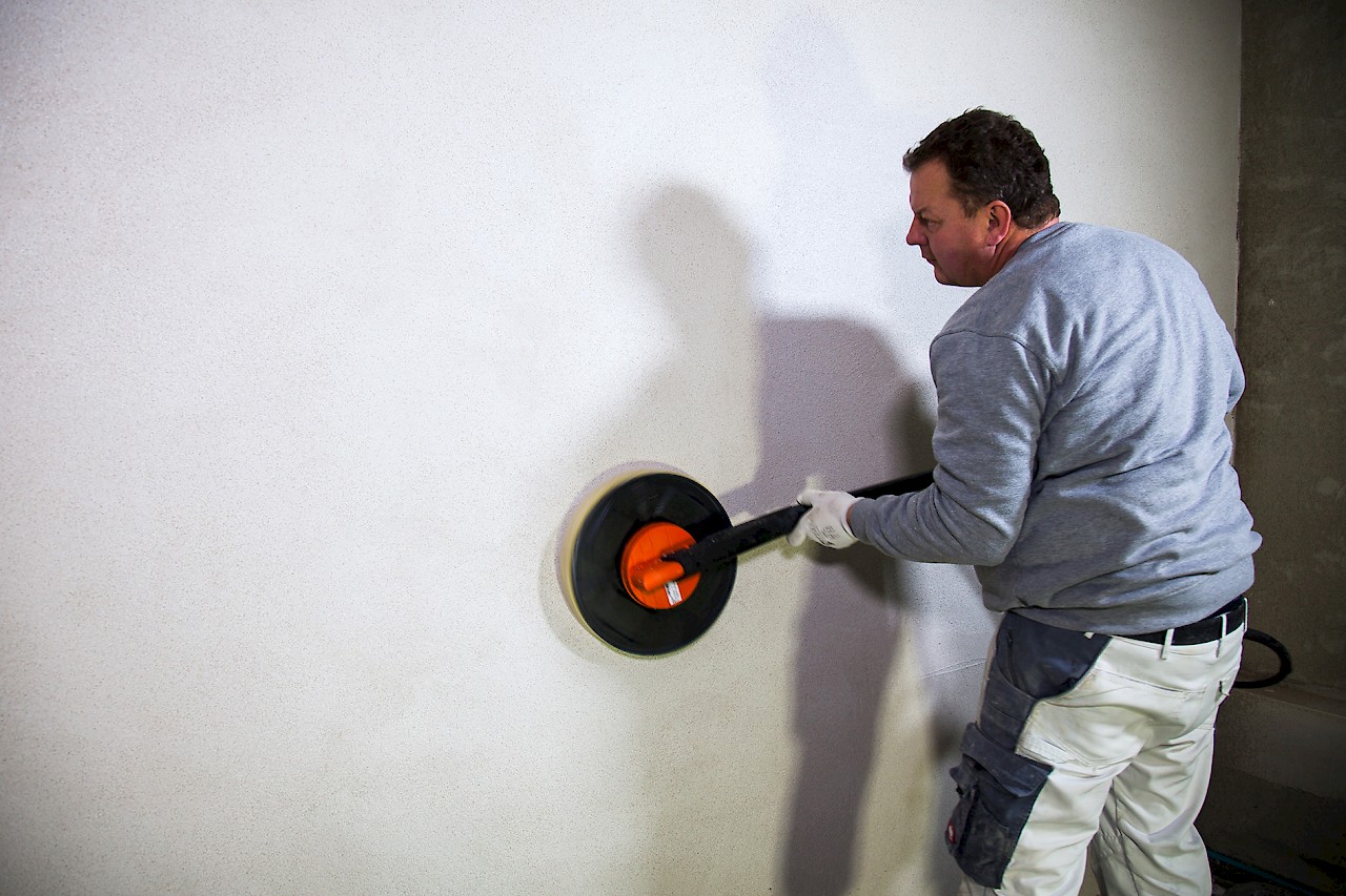 Как затирать шпаклевку на стенах и потолках — технология, выбор инструмента.