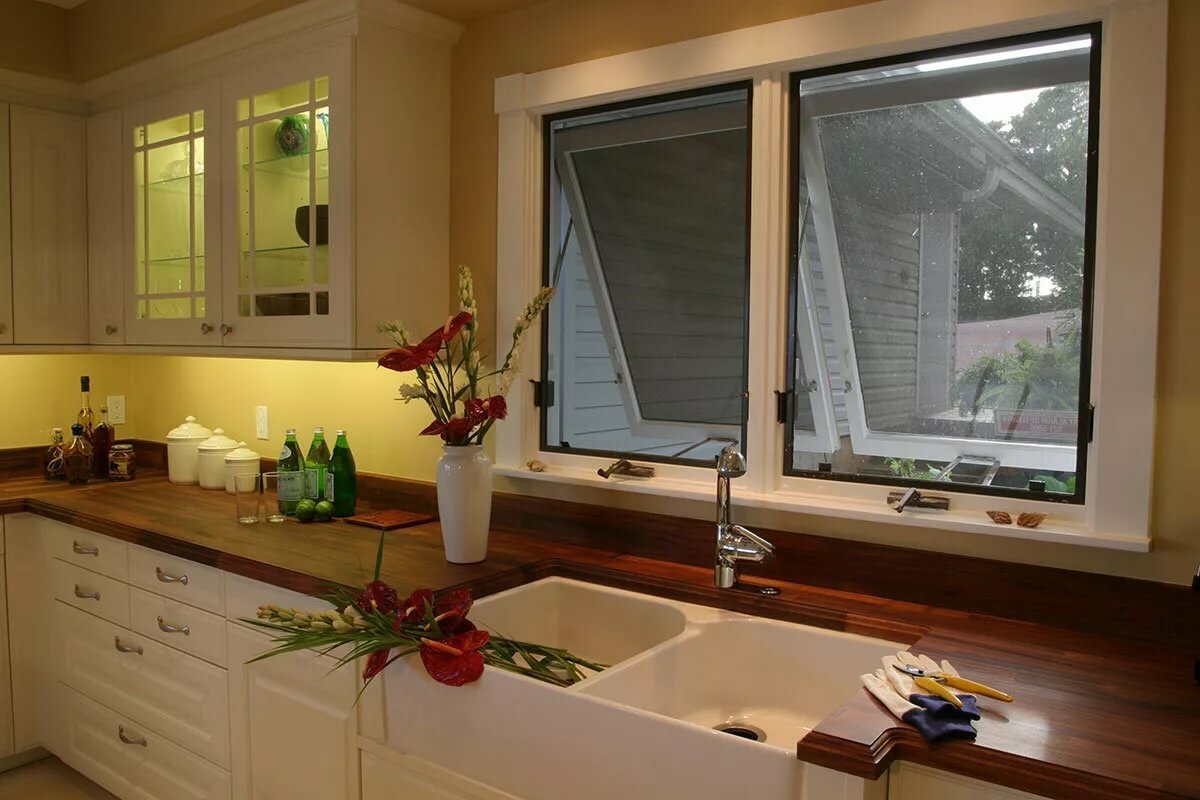 Дизайн кухни с раковиной около подоконника перед окном в хрущевке