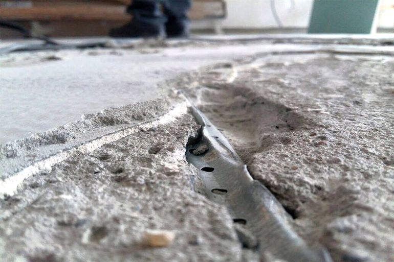 Ремонт бетонного пола: особенности процесса реставрации и полной замены стяжки
