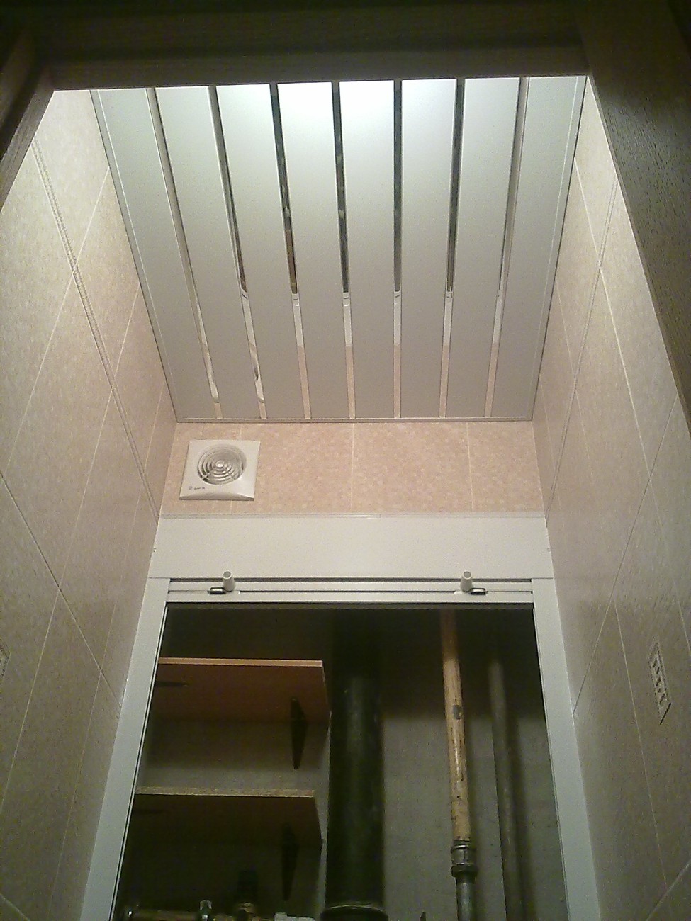 потолок в туалете варианты отделки