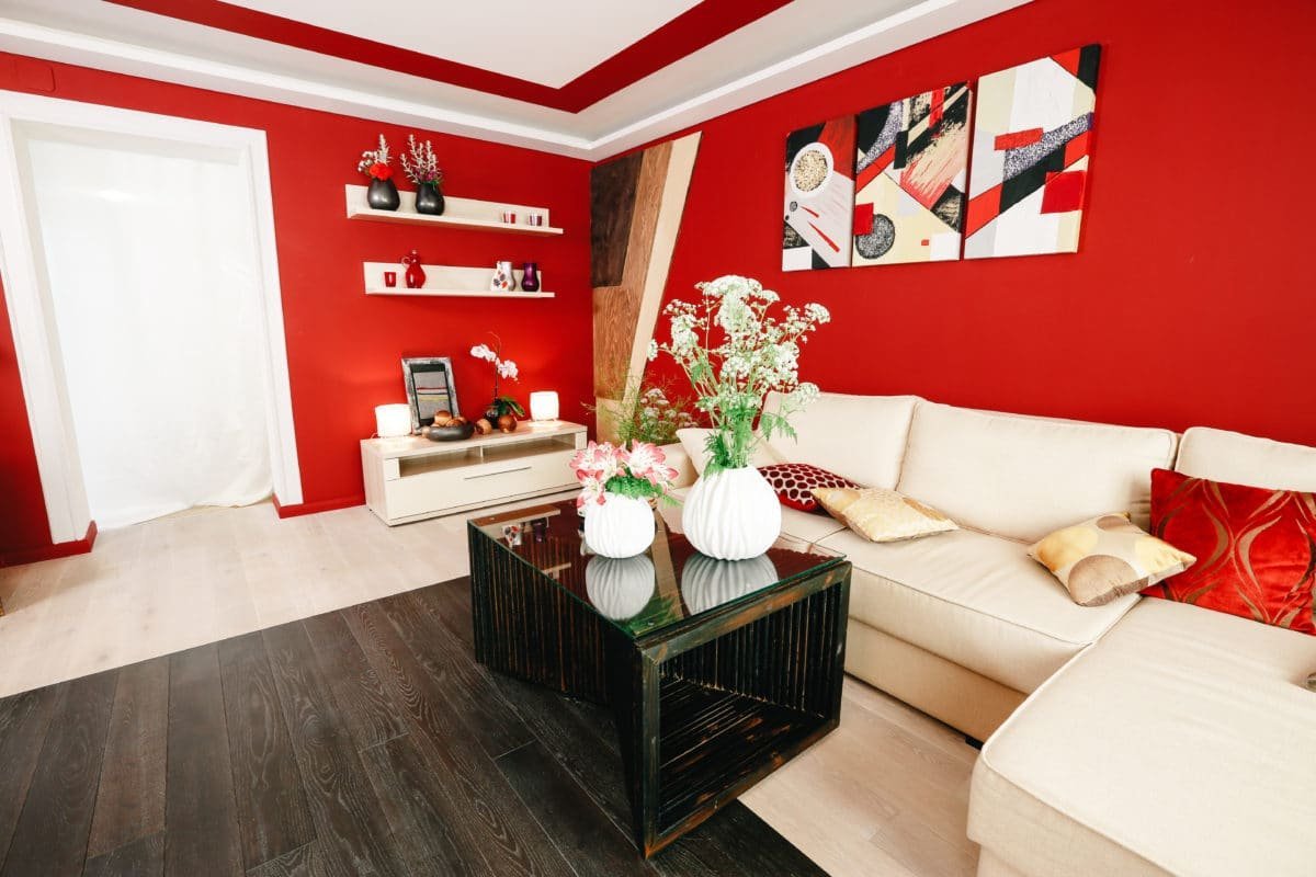 белая мебель и красные обои