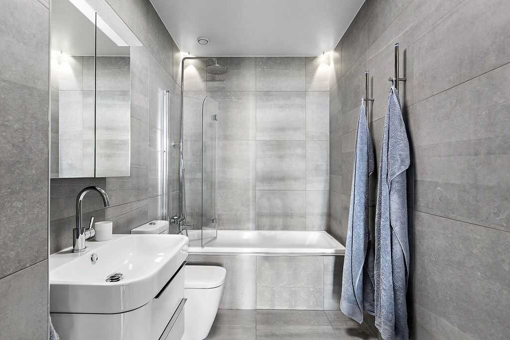 Серая плитка в ванной с яркими акцентами: современный стиль
 - 35 фото