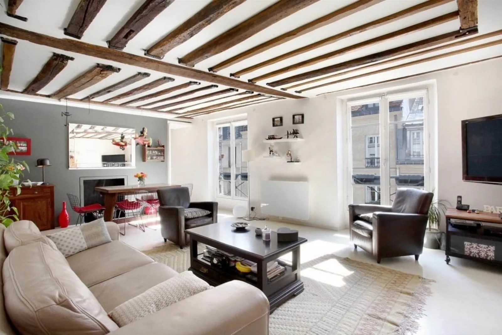 Потолок деревянный в квартире: фото отделки