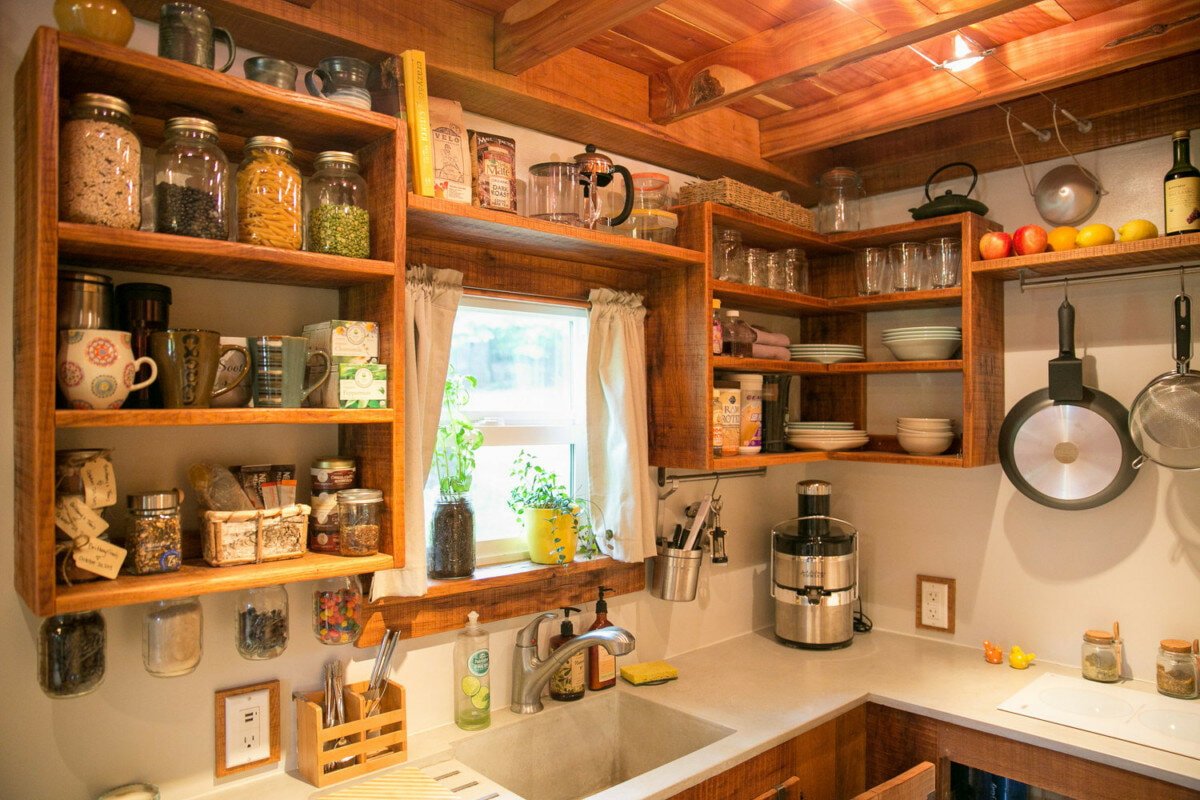 удобная кухня практичные идеи в деревянном доме