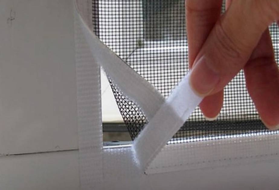 Москитная сетка на липучке на окно - варианты установки, особенности подготовки окна и другие способы защиты от насекомых