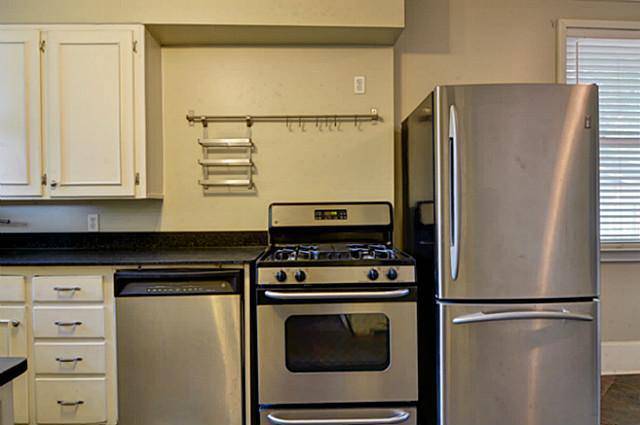 Холодильник и кухонная плита: можно ли их ставить рядом