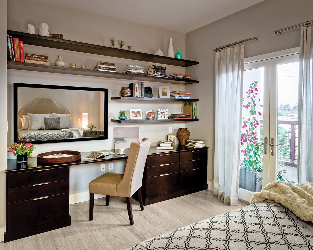 Спальня кабинет в одной комнате 12 метров с рабочей зоной, дизайн интерьера совмещенной маленькой комнаты с письменным столом, зонирование гостиной