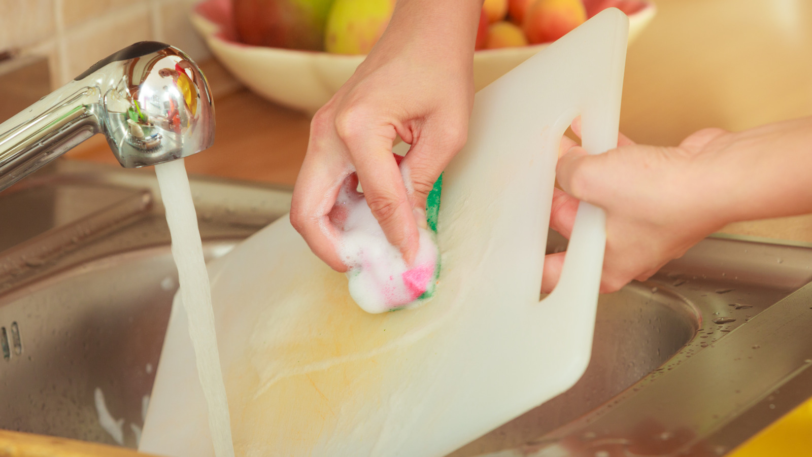 8 рабочих способов отмыть разделочную доску с помощью подручных средств