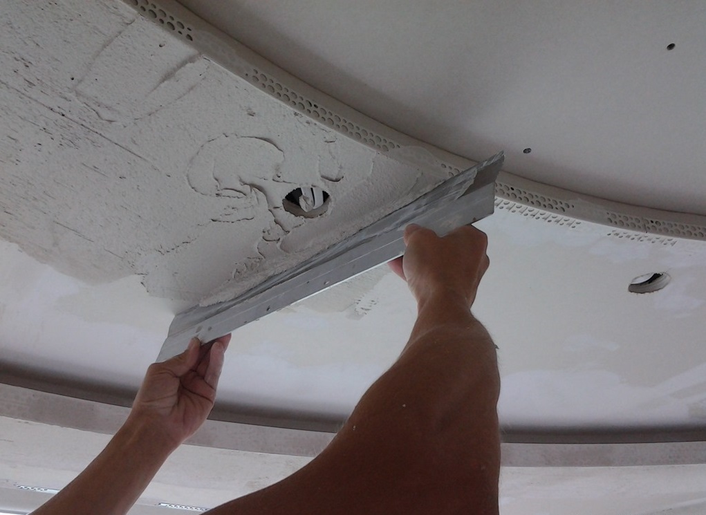 Шпатлевка потолка – как выполнить ее своими руками