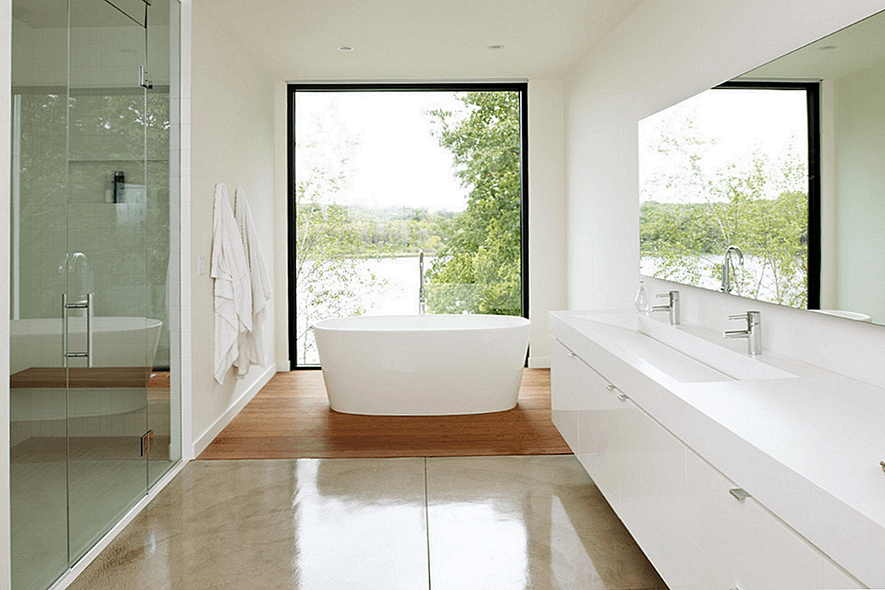 Ванная комната с окном. Интерьер ванны с окном. Большая ванная с окном. Небольшая ванная с окном. Ванна с большим окном