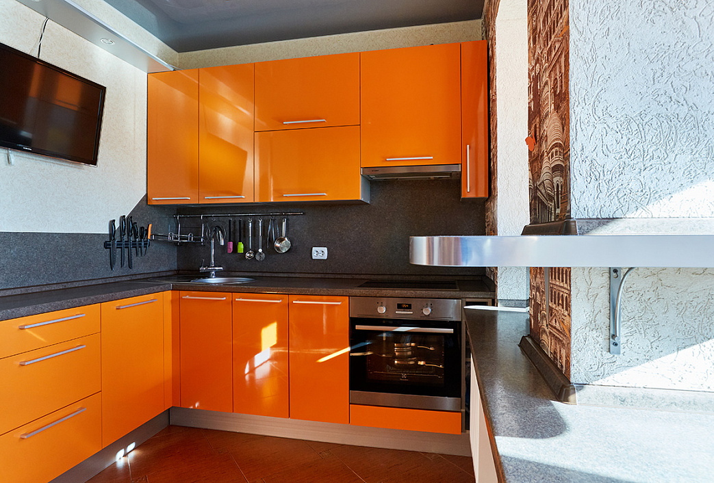 Оранжевый фартук. Кухни 9кв м стиль хайтек. Оранжевая кухня. Кухонный гарнитур оранжевого цвета. Оранжевая угловая кухня.