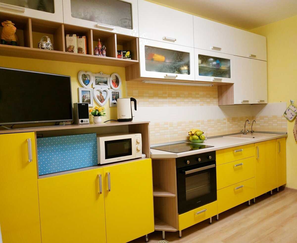 Бело желтая кухня. Желтые кухни. Кухня в желтом цвете. Желтый кухонный гарнитур в интерьере. Кухонный гарнитур желтого цвета.