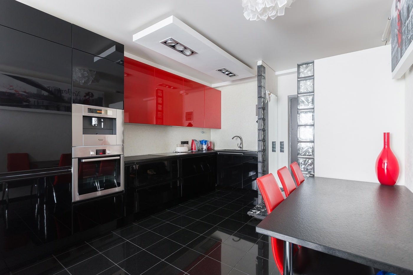 Молодежная красно-черная кухня - 54 фото примеров