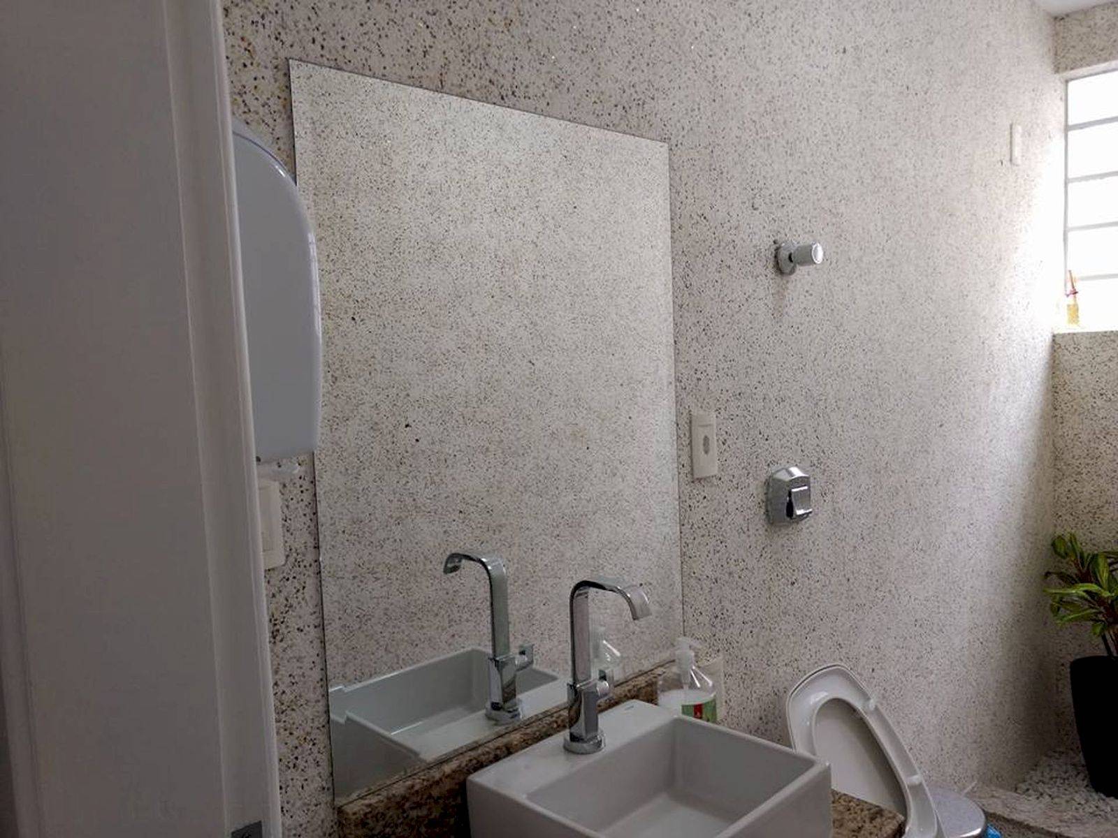 Можно ли клеить жидкие обои в ванной комнате? » строительство дома своими руками, ремонт квартиры и благоустройство дачного участка - moydomik.net