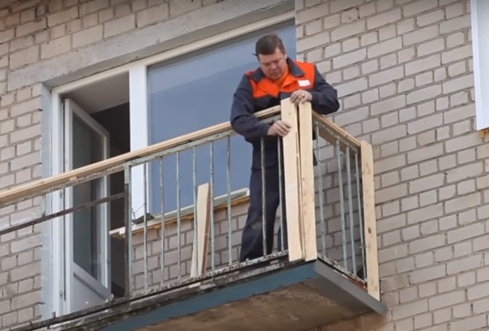 Обшивка сайдингом балкона снаружи: внешняя отделка и наружная профлистом своими руками