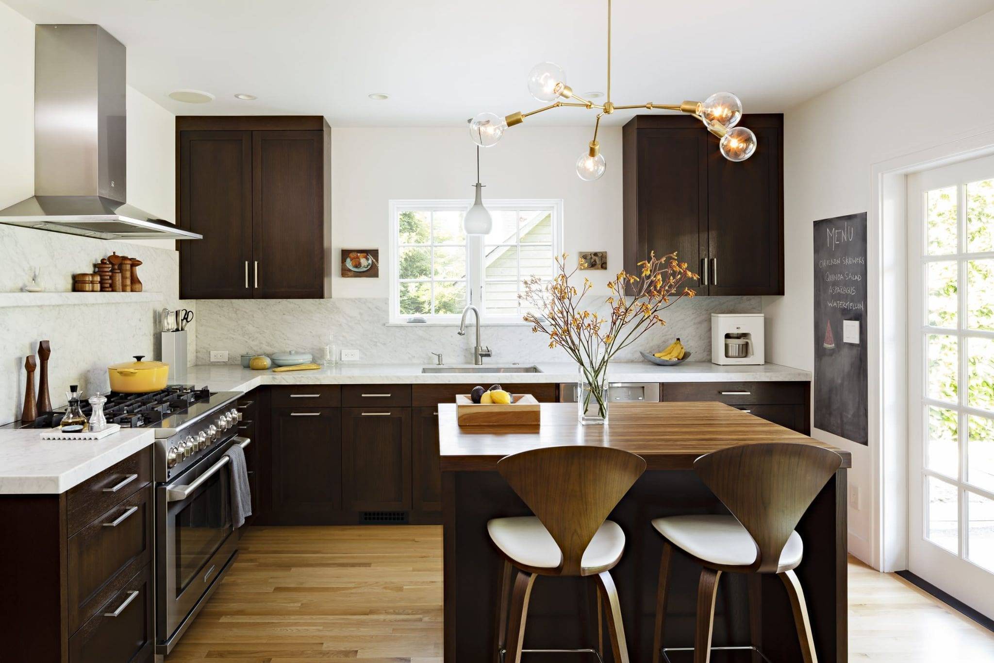 Черная кухня в интерьере (100 фото): матовый и глянцевый дизайн кухонного гарнитура