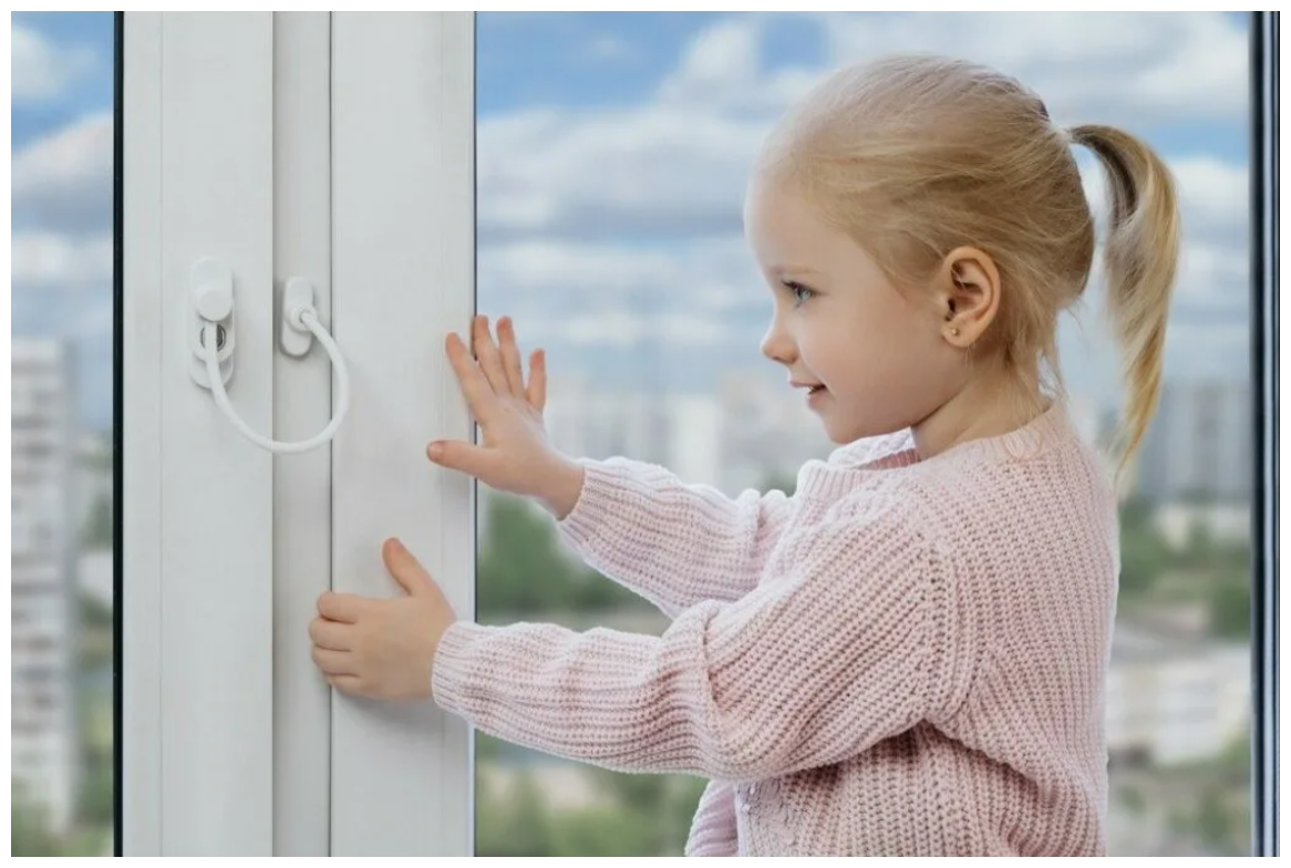 Защита окна от детей: замок, ограничитель, заглушка – какой лучше выбрать