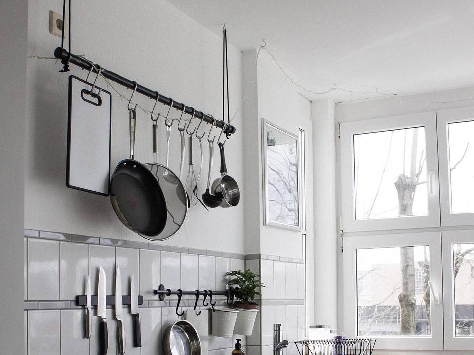 Рейлинги для кухни: советы по выбору и монтажу
