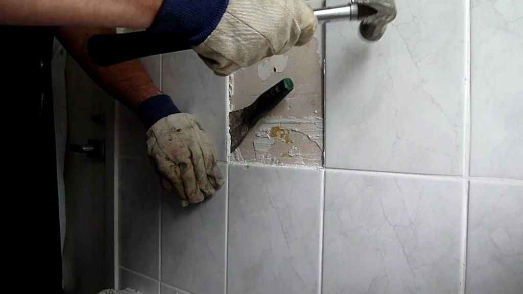 Как приклеить отвалившуюся кафельную плитку в ванной комнате на стену